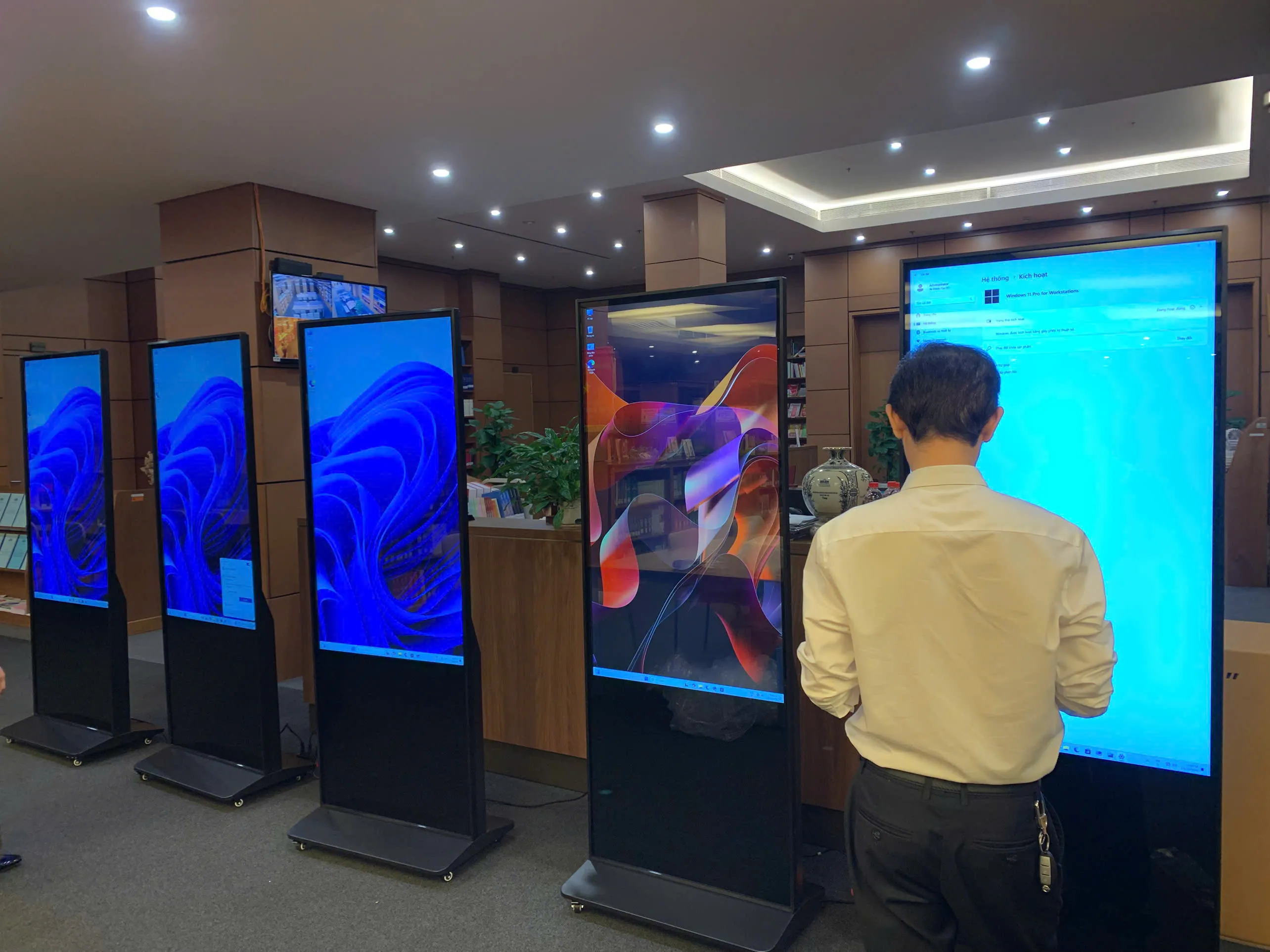 M&agrave;n h&igrave;nh cảm ứng ch&acirc;n đứng Windows QTECK